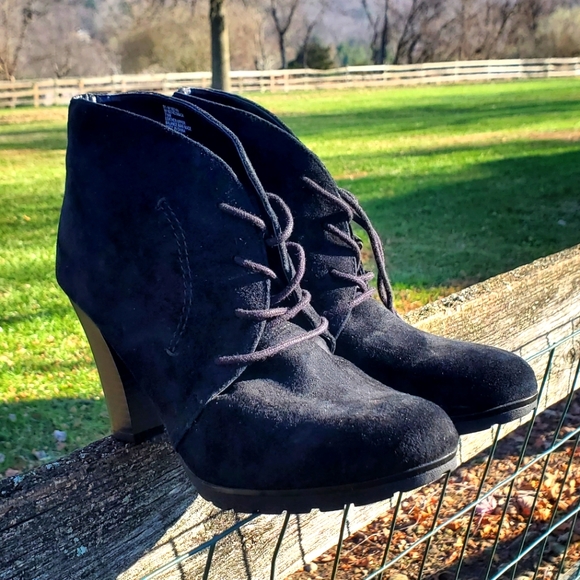 White Mountain heeled suede booties in black, size 7.5 - Picture 1 of 4